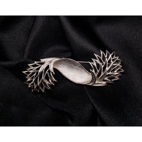 Vintage 1960s TRIFARI Signed Silver-Tone Abstract Leaf Design Brooch Pin Elegant - Picture 1 of 5